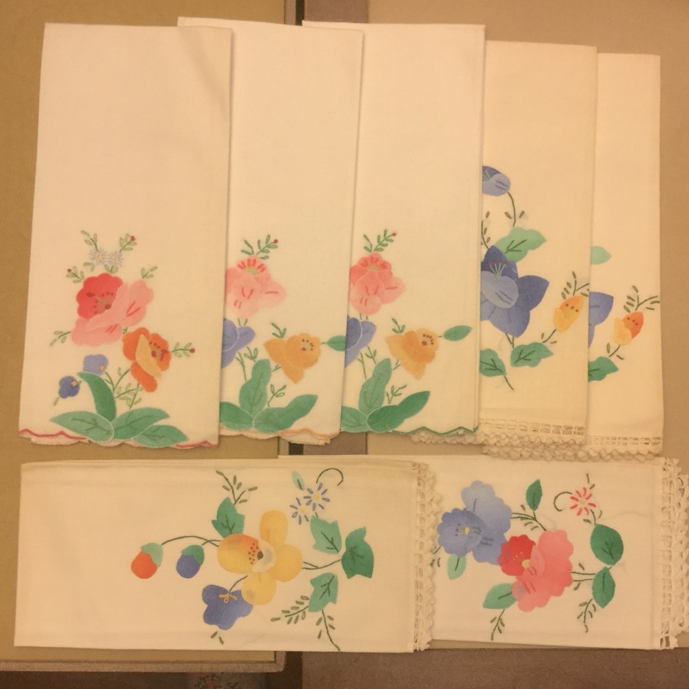 Lot of 7 appliquéd napkins